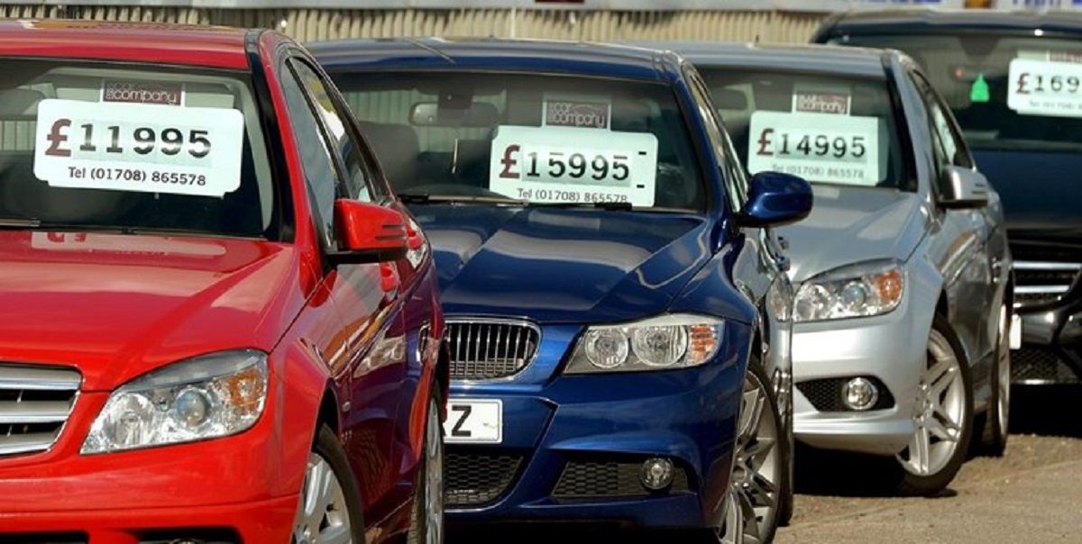 کاهش تعرفه واردات خودروهای بالای ۲۰۰۰ سی‌سی توسط دولت