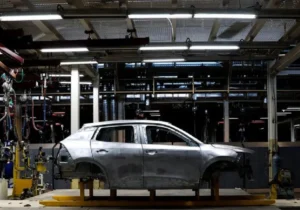 خودروسازان بدون مجوز حق افزایش قیمت ندارند