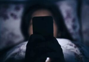 بعد از خواندن این مطلب دیگر در تاریکی با گوشی خود کار نمی‌کنید