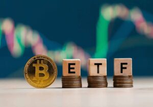 خروج سرمایه از ETFهای بیت کوین؛ پول‌ها به سمت ۳ آلت کوین بزرگ رفتند