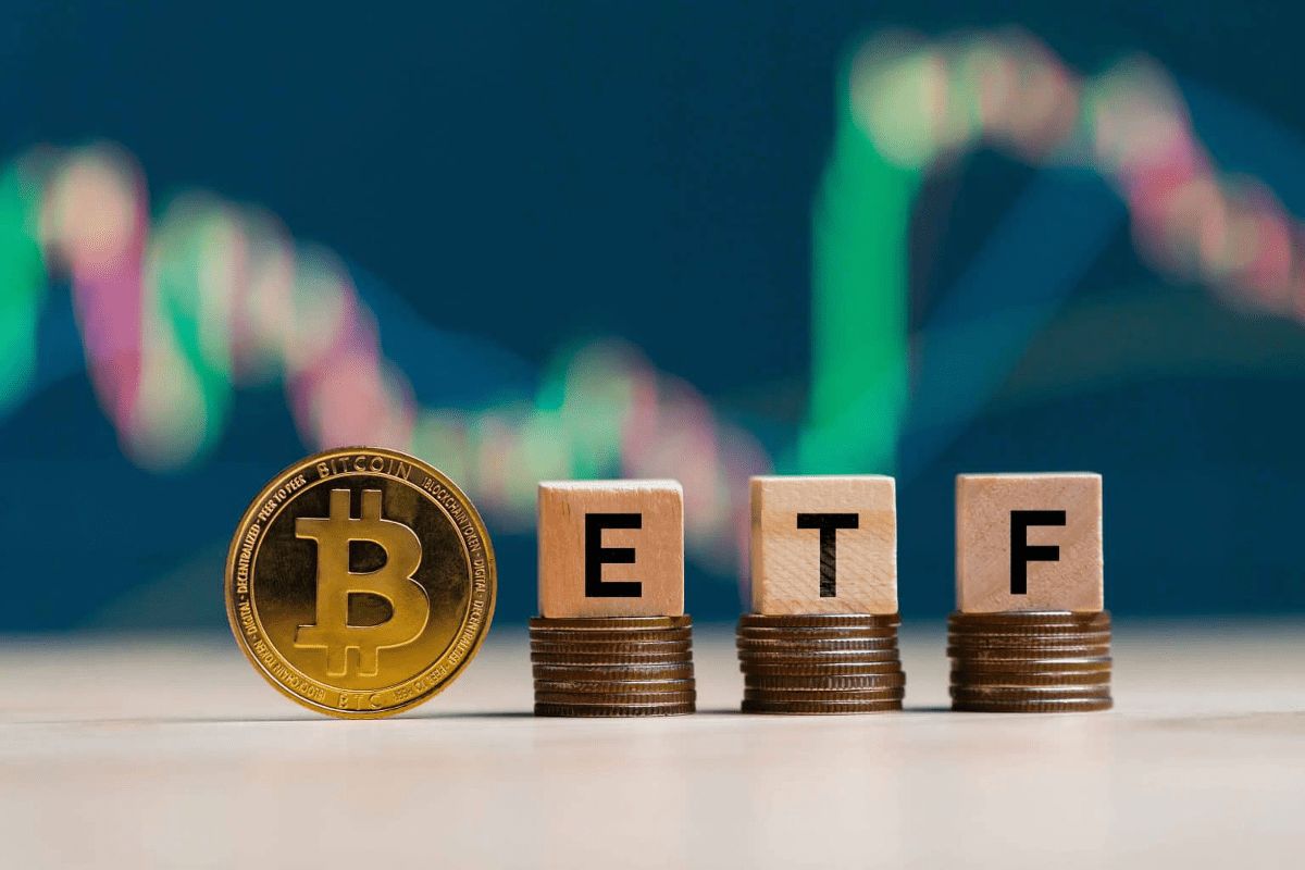 خروج سرمایه از ETFهای بیت کوین؛ پول‌ها به سمت ۳ آلت کوین بزرگ رفتند