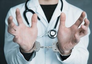 پشت پرده تخلفات پنهان سلامت؛ حبس و جریمه در انتظار پزشکنماهای مجازی